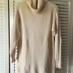 Free people turtle neck, slight cowl neck NWOT, never worn sz xs